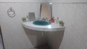 ein Badezimmer mit einem grünen Waschbecken und einem Spiegel in der Unterkunft Alojamiento OLSI in Torreón + 68 Fotos