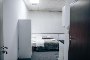 ein Schlafzimmer mit einem Bett in einem Zimmer mit einer Tür in der Unterkunft Apartamenty EXPO Nadarzyn 3Rooms in Kajetany