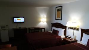 Кровать или кровати в номере Hoosier Inn- Portland