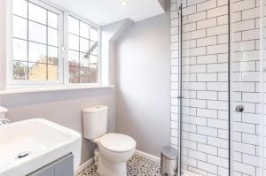 Koupelna v ubytování Surrey 4 5bd Home Ideal for Families Groups Sleep8