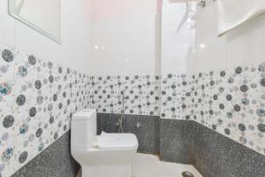 un baño con inodoro y bañera en Arya Inn, en Jaipur