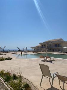 Swimmingpoolen hos eller tæt på Casa vacanze Marzamare - Borgo 84 + 16 billeder