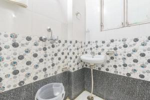 un baño con lavabo e inodoro en Arya Inn, en Jaipur