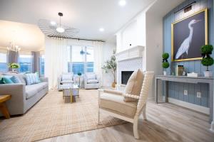 Χώρος καθιστικού στο Spacious 4BR with Pool and Grill - Near Lakes and Harbor