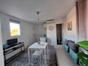 a living room with a couch and a table at La casita de Evita in Setenil