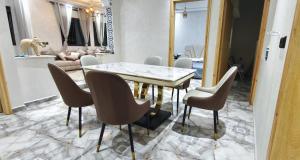 a dining room with a table and chairs at Appartement chic et moderne à Kénitra in Kenitra