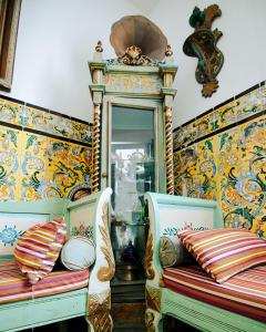 a room with two chairs and a mirror at DAR EL HAMRA in Mahdia