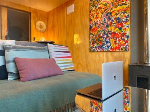 Μια τηλεόραση ή/και κέντρο ψυχαγωγίας στο Cozy, tiny house, walking distance from the ocean