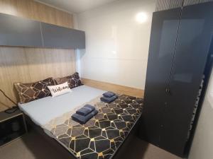 una camera da letto con un letto con due cuscini blu sopra di Villa Petra a Vodice Altre 44 foto