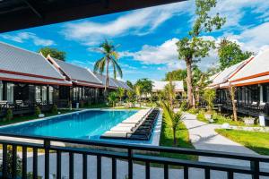 琅勃拉邦Mimosa Luangprabang Garden的度假村泳池景观