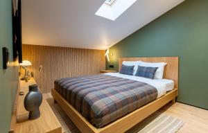 une chambre avec un lit king size dans une pièce dans l'établissement Chioni House, à Kʼumlistsʼikhe