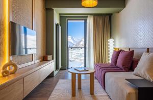 un salon avec un canapé et une table dans l'établissement Chioni House, à Kʼumlistsʼikhe