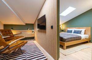 une chambre avec un lit, un bureau et une chaise dans l'établissement Chioni House, à Kʼumlistsʼikhe 13 autres photos