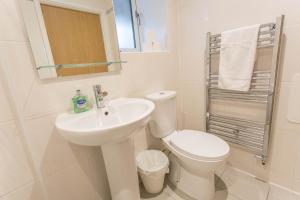 Et badeværelse på Modern 2 Bedroom Apartment in Kidlington, Near Oxford Airport & Blenheim Palace + 30 billeder