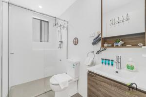 Fairfield Convenient City View 2 Bedroom Apartmentにあるバスルーム +12枚の写真