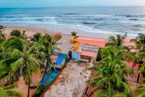 ゴカルナにあるCozy Gokarna Beach Stayのビーチにある家の航空写真
