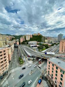 eine belebte Stadtkreuzung mit Autos auf einer Autobahn in der Unterkunft Skyline Genova Centro in Genua