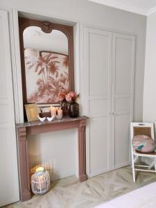 a room with a mirror and a table with a chair at Ô Bulles de Loire, Châteauneuf-sur-Loire in Châteauneuf-sur-Loire