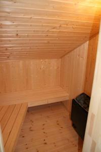 una sauna de madera con un banco en la esquina en Ferienhaus Möwenstübchen Grömitz, en Grömitz