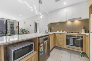 O bucătărie sau chicinetă la Parramatta Sunshine City Nest