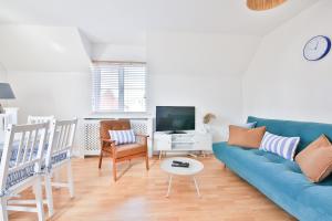 Телевизор и/или развлекательный центр в Beach Breeze – Family 2-Bed Home in Barry