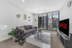Un televizor și/sau centru de divertisment la Parramatta Sunshine City Nest