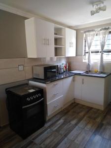 Η κουζίνα ή μικρή κουζίνα στο Ferndale guesthouse and party venue