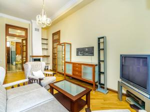 Un televizor și/sau centru de divertisment la ETOLON Apartment in Baku