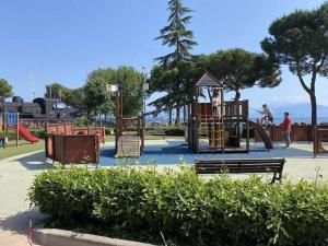 een park met een speeltuin met glijbaan bij Piccolo Sogno in Desenzano del Garda