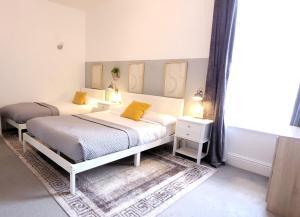 een slaapkamer met twee bedden en een raam bij InstaLet Apartments I Wigan Central I Free Parking in Wigan