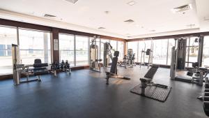 un gimnasio con cintas de correr y máquinas en un edificio en Beautiful Sea View Apartment, en Ras al Khaimah