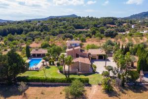 une vue aérienne d'une maison avec piscine dans l'établissement Can Palleta, à S'Horta