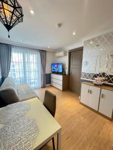 a living room with a couch and a table at Seven Seas Cote d'Azur D807 - 1 bedroom Cozy apartments in a premium Condo near the sea Бронирование открыто in Na Jomtien