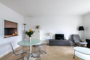 Μια τηλεόραση ή/και κέντρο ψυχαγωγίας στο Sitges ARENA - dos piscinas frente al mar