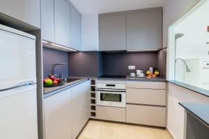 Η κουζίνα ή μικρή κουζίνα στο Sitges ARENA - dos piscinas frente al mar