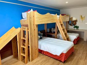 Postel nebo postele na pokoji v ubytování ライカムファミリーリゾートホテル旧HiyagunLanaiResort