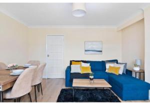 Posezení v ubytování Spacious 3BR Free Parking Enfield North London