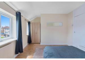 Ένα ή περισσότερα κρεβάτια σε δωμάτιο στο Spacious 3BR House, Garden, Enfield North London, Comfy for Contractors and Relocators