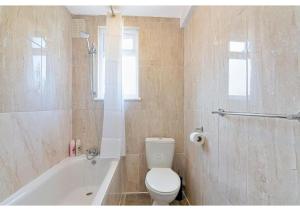 Ένα μπάνιο στο Spacious 3BR House, Garden, Enfield North London, Comfy for Contractors and Relocators