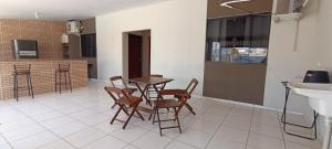 a kitchen with a table and chairs in a room at Sua casa com piscina em Sinop, próximo ao shopping e UFMT in Sinop +12 photos
