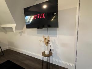 Μια τηλεόραση ή/και κέντρο ψυχαγωγίας στο Cosy Ensuite Room