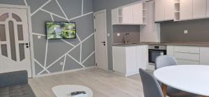 Una cocina con una mesa y un comedor. en Апартамент СОХО, en Razgrad