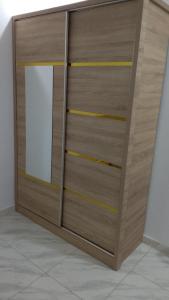 Monte ʼArrouitتجزئة الهناء العروي的一个带镜子的木制衣柜