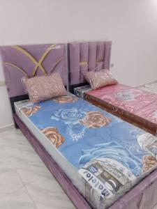 Monte ʼArrouitتجزئة الهناء العروي的房间里有两张并排的床