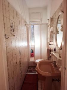 a small bathroom with a sink and a toilet at Chez Dodo Ospedaletti in Ospedaletti
