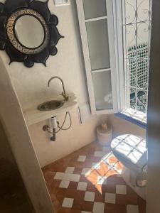 une salle de bain avec un lavabo et des toilettes dans l'établissement Dar Sarsar Artistic Music, à Marrakech