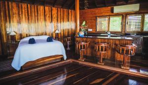 坦博爾的住宿－Tambor Tropical Beach Resort- Adults Only，卧室配有床和盥洗盆
