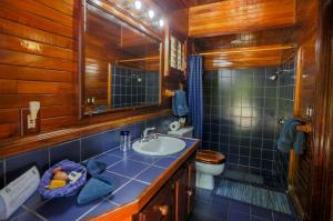 
A bathroom at Tambor Tropical Beach Resort
