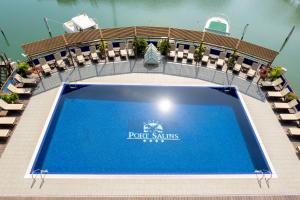 a pool on the back of a cruise ship at Hotel Port Salins by Pierre & Vacances in Empuriabrava