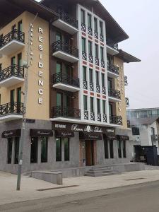 un gran edificio en la esquina de una calle en bakuriani residence, en Bakuriani 4 fotos más